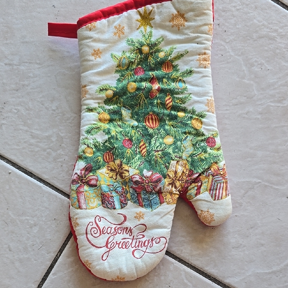 Festive Christmas Oven Mitt with Tree Design